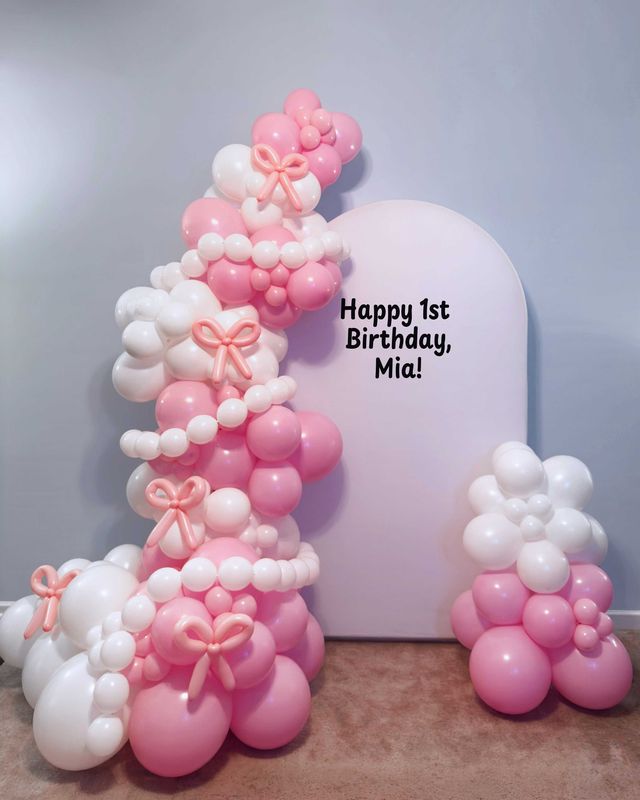 Birthday Chiara wall and balloon garland