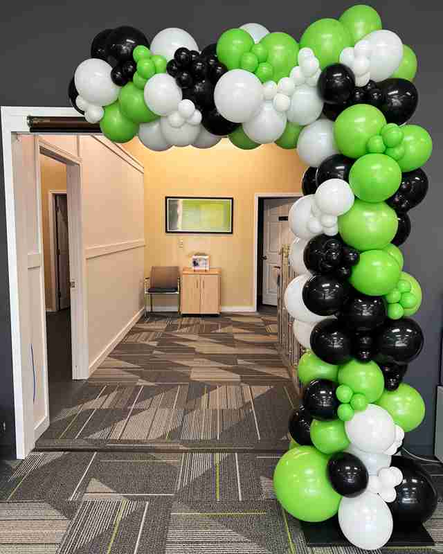 Grand opening balloon garland