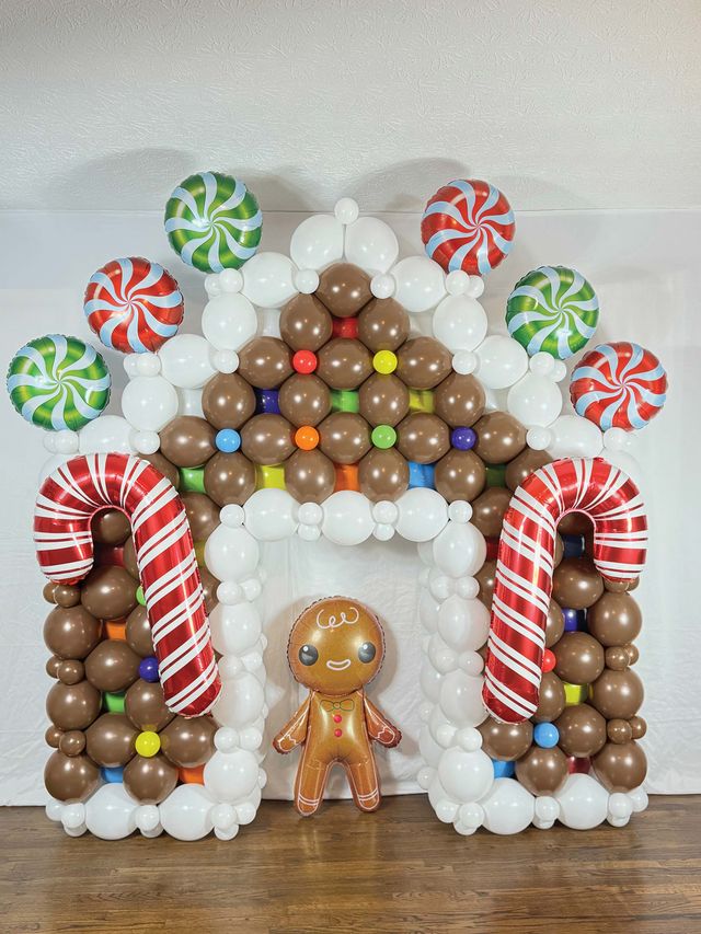 Gingerbread house balloon design